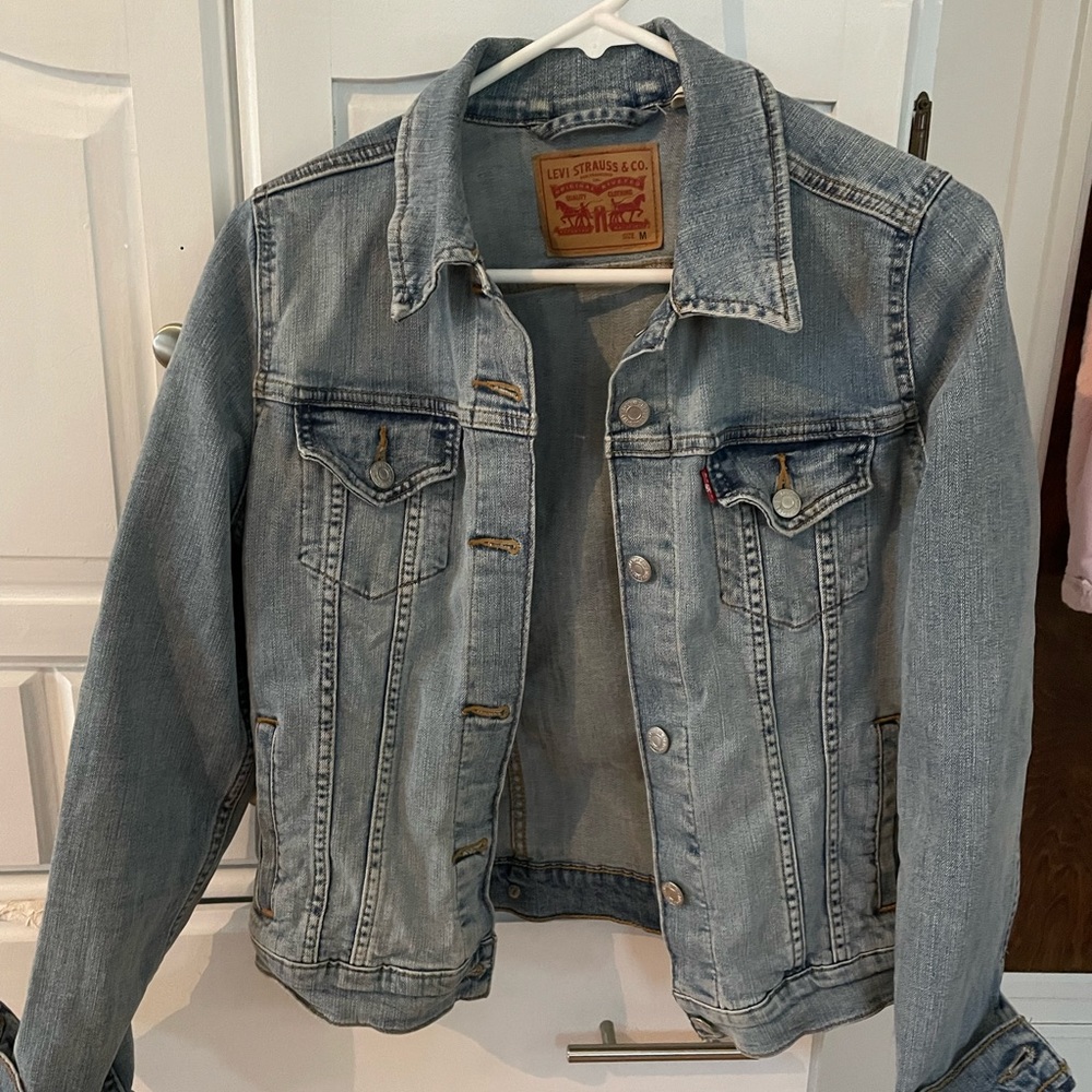 Authentic Levi’s jean jacket size medium